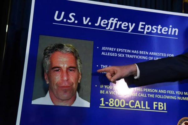 银河策略 炸！爱泼斯坦“萝莉岛”幸存者们将亲自公开犯罪大佬名单？有人14岁被“介绍”，忍耐20年复仇？